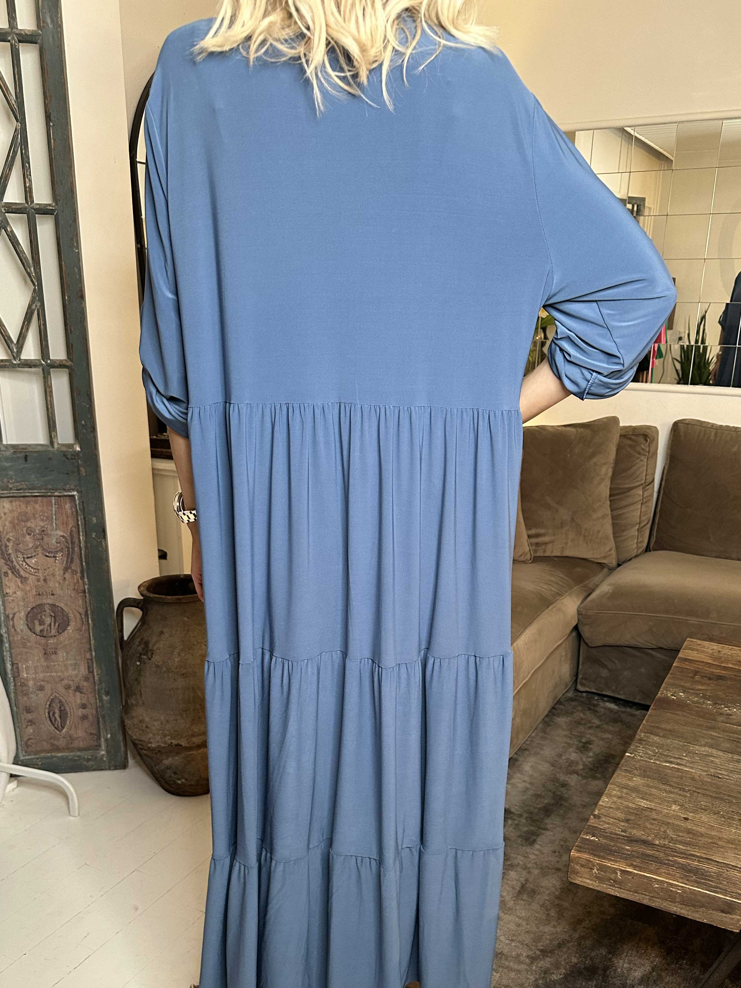 Milano Plain - Lang ensfarvet kjole med lag på lag look